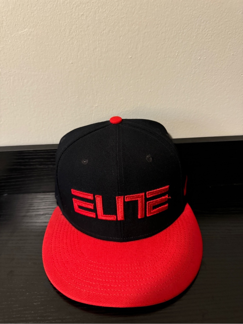 Nike Black and Red ELITE Snapback Men’s Hat